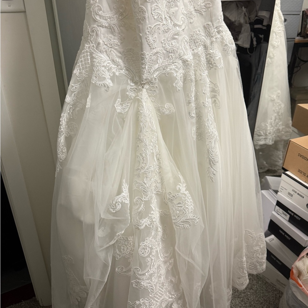 Elegant White Lace Wedding Dress - Picture 6 of 6